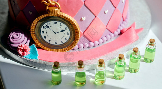 以爱丽丝在奇幻乐园的风格为节日制作的时尚蛋糕图片