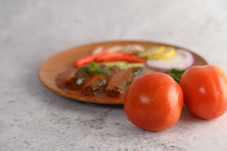 罐装沙丁鱼番茄酱和烹饪配料被安排在木图片