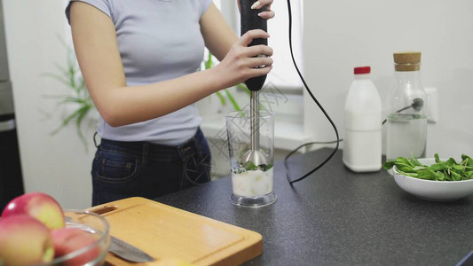 女人在泡茶机PHOTO的搅拌机里做图片