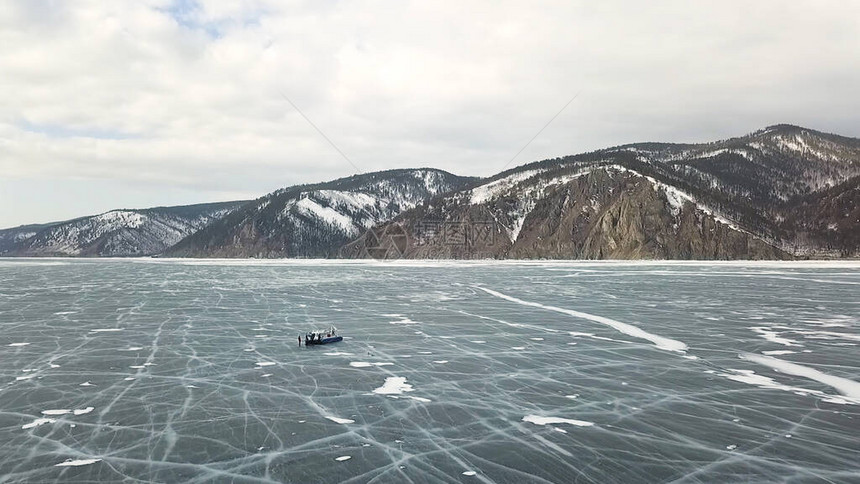 博加尔湖与观光客一起在冰上玩乐人们从空中看冰冻湖的野图片