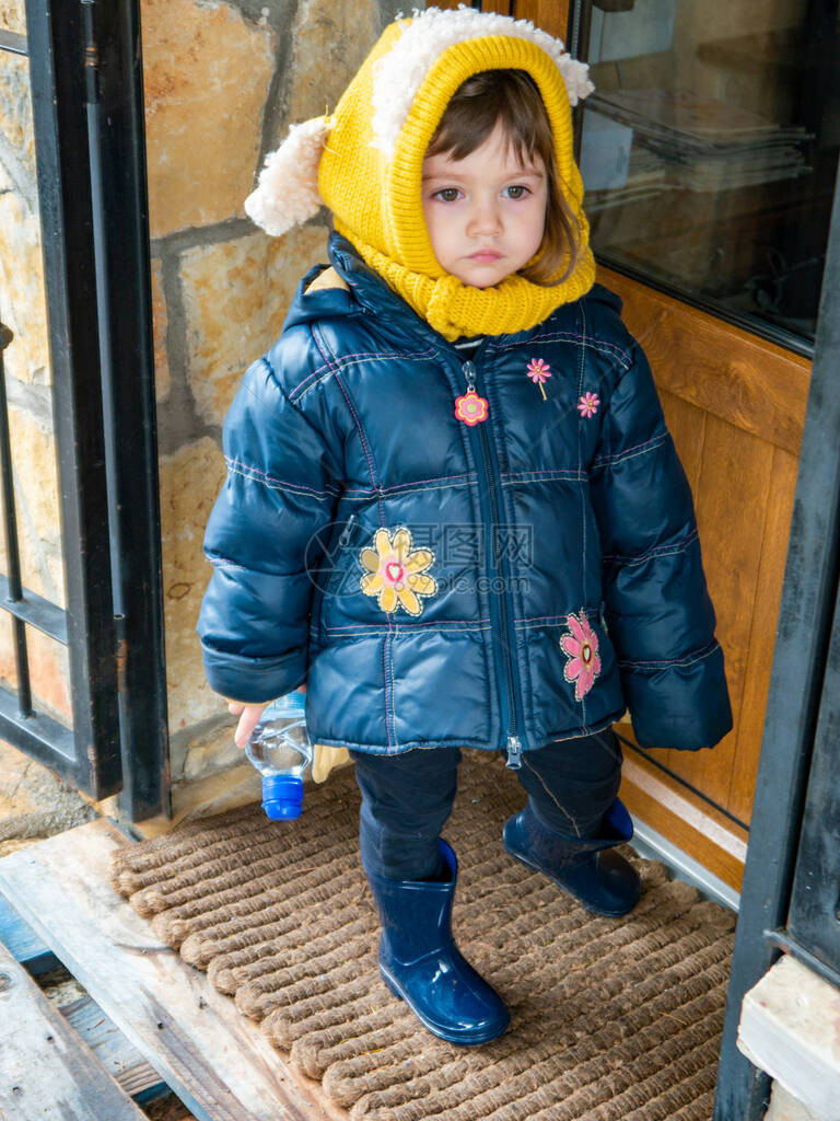 小女孩在寒冷的冬日避难即将图片