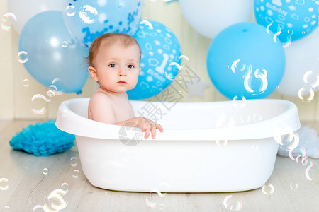 婴儿在浴缸里洗澡图片