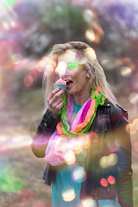 有趣的女孩在拍照时愉快地吃甜点图片