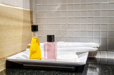 旅馆洗手间补用厕所夏普和淋浴胶放在浴室水槽的图片