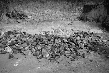 岩石堆的黑白图像IE锂开采和自然资源背景图片