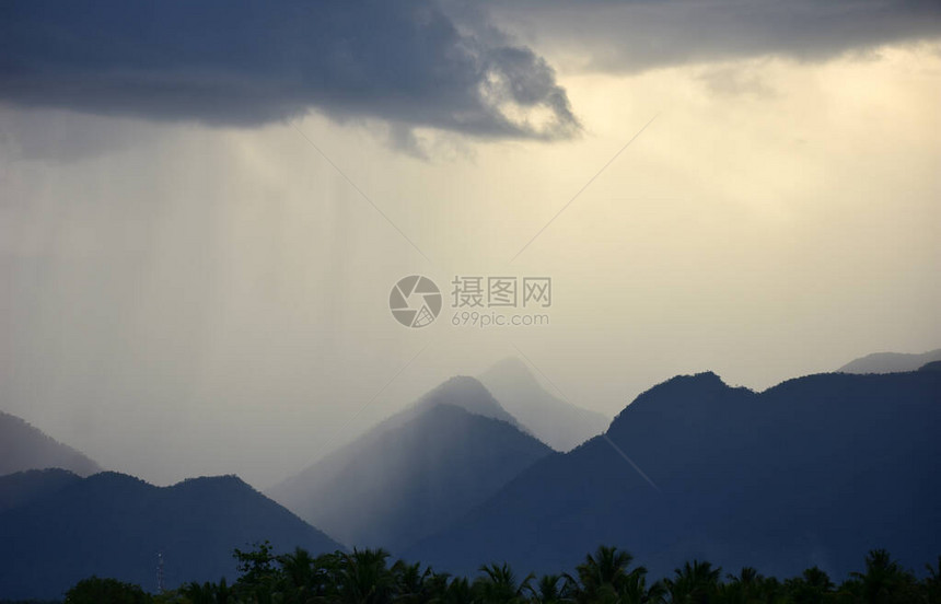 从黑暗的积云中落下的阵雨图片