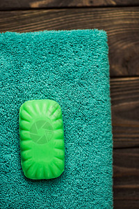 毛巾和木本底的浅绿肥皂黑色背景纹理图片