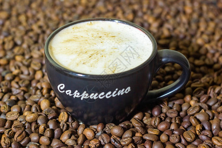 咖啡豆上的卡布奇诺图片
