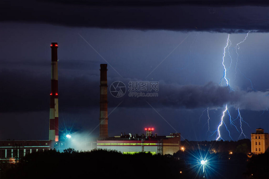 雷暴在工厂附近的夜空图片