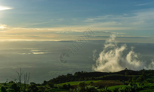 风景的色和山谷地平线上光亮的日出天空在雾山上闪亮图片