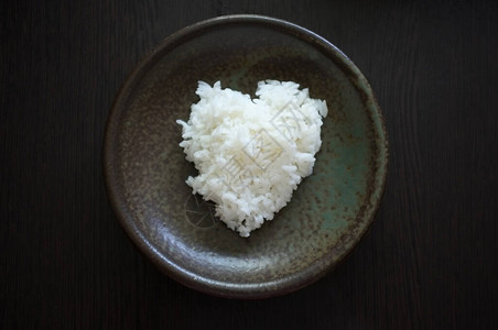 盘中米饭的顶视图心形图片