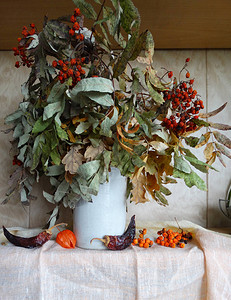 带有树枝和一束灰石榴和胡椒的秋季花束高品质照片图片