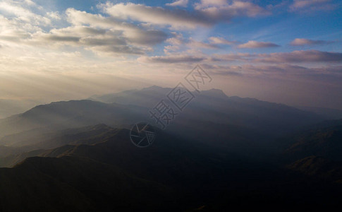 缅甸穆拉伊特山的晨太阳和烟雾笼罩在缅甸图片