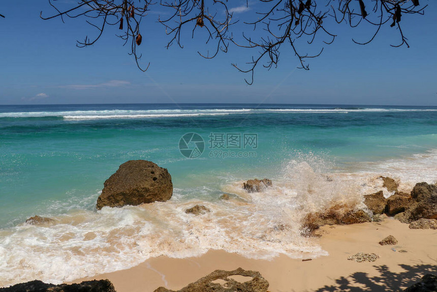 海浪在岸边喷涌的图片