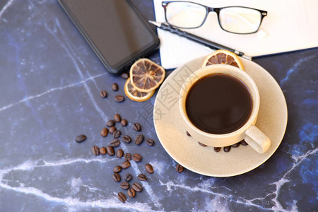 木桌上的咖啡杯和咖啡图片