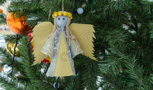 节假日树上的装饰品新年节图片