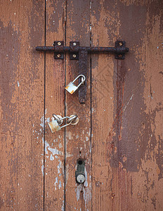 锁在木制门上在安德拉特斯港的灯塔入口有博物馆最受欢图片