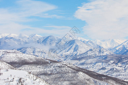 Munzur溪流和Munzur山背景图片