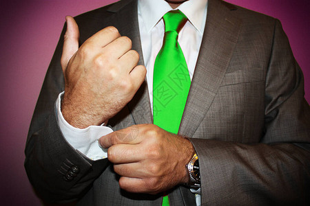 怀着绿领带的懒人图片
