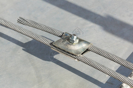 法拉第在楼顶上修个铝质铁丝网上面背景