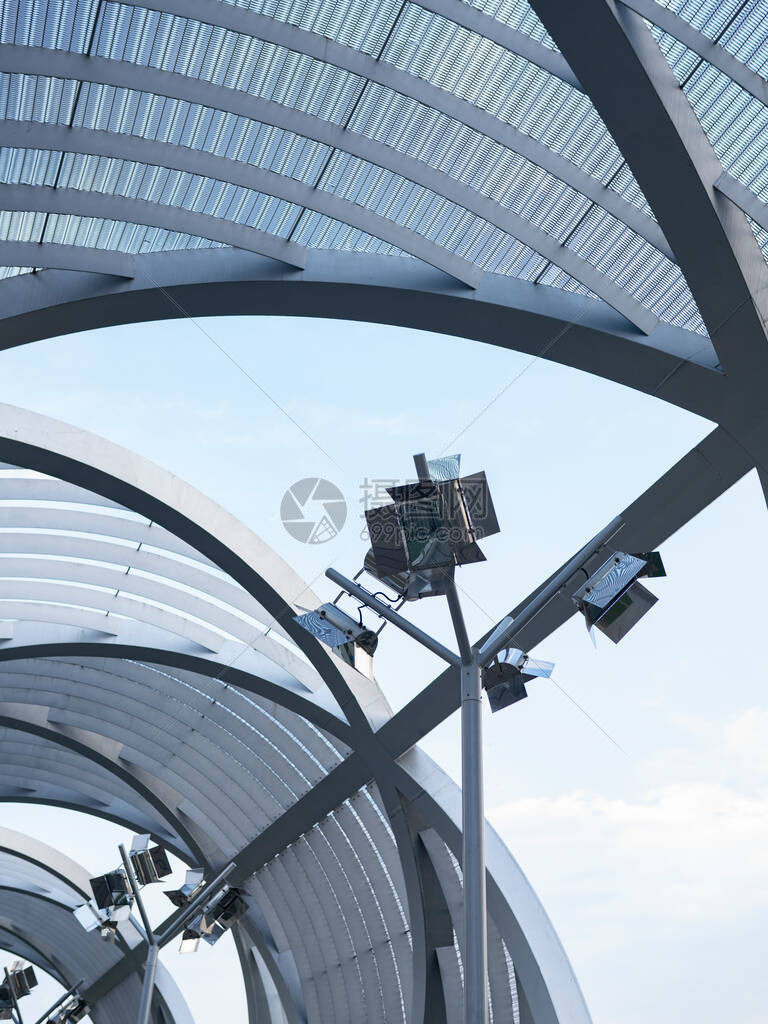 一座大城市的金属人行天桥图片
