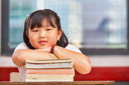 小学场景教室里的亚洲女学生图片