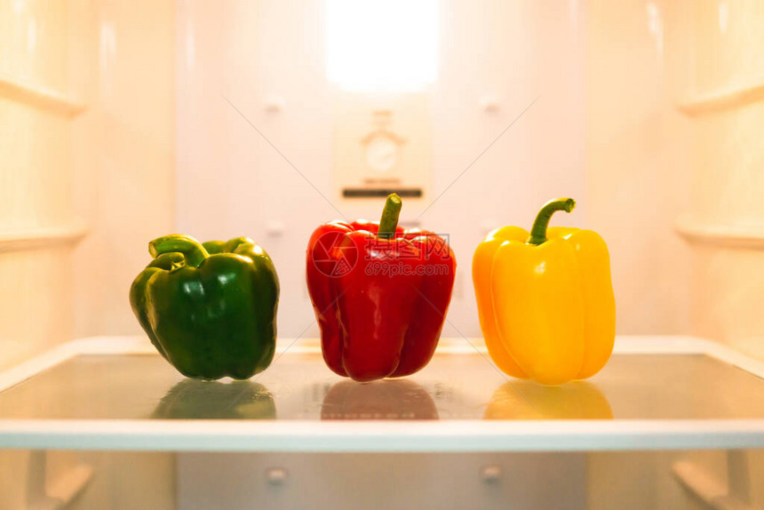 一组色彩缤纷的有机甜椒或甜椒图片