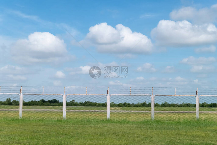 蓝天白云的草地和围栏区域的户外背景图片