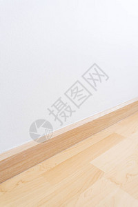 饰面材料与木复合地板和白色砂浆墙背景图片