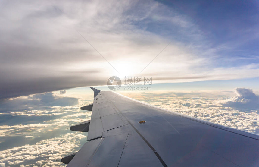 从透明的玻璃窗座位到飞机翼的天空景观图片