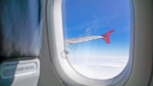 航天员出舱天空从清晰的玻璃窗椅到飞机翼背景