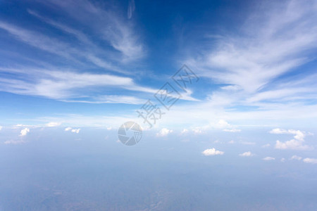 从飞机到云景的透明玻璃窗座位的天空景观图片