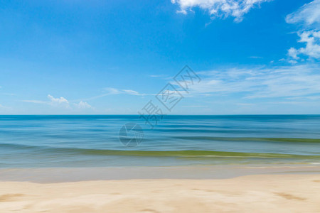 沙滩上的海浪的风景和潮流天空和云图片