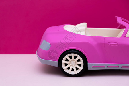 粉红背景的粉红色车图片