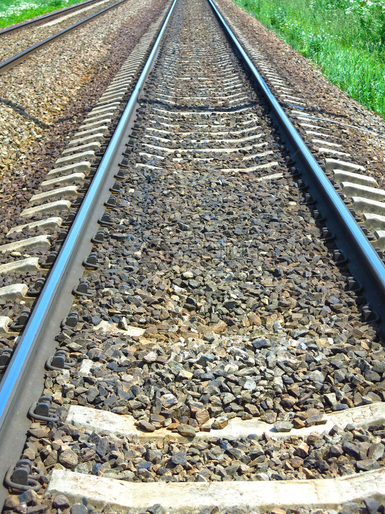 阳光天气中夏季铁路轨的铁路轨道图片