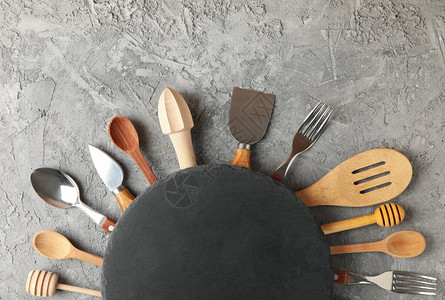 灰色背景中不同厨房餐具和圆形图片