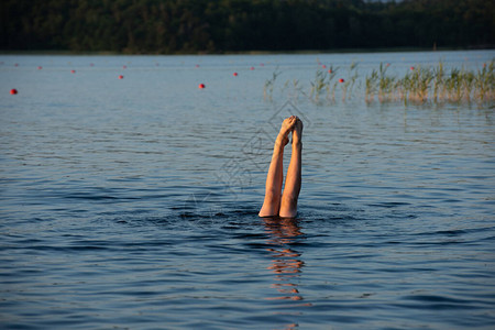 一个人倒着站在湖边图片