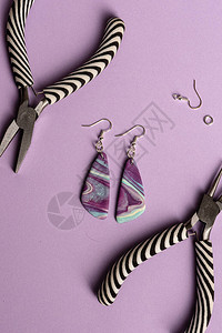 紫色蓝色和特带耳环用工具印图片