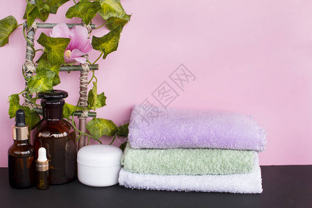Spa化妆品瓶阿洛玛治疗和舒缓斯帕治疗粉红色背景S图片