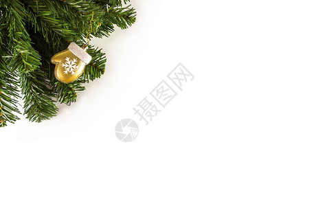 带白色的圣诞装饰品在一棵fir树上图片