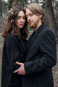 森林里的年轻夫妇爱情故事图片