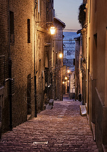 中世纪意大利城市老城夜间风景如图片