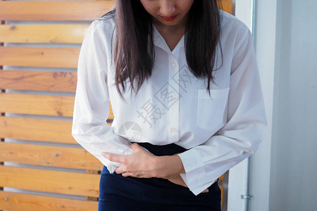 中年劳动妇女患有腹部疼痛图片