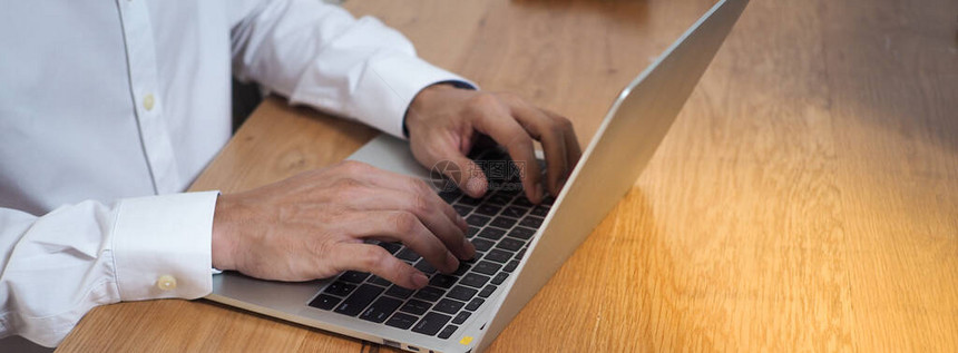 人手通过桌上的笔记本使用键盘互联网教图片