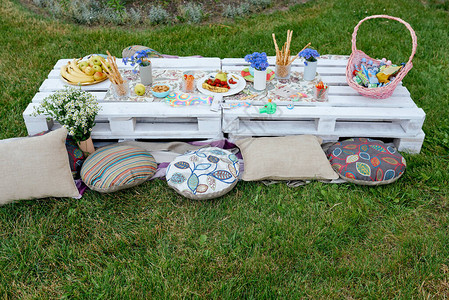 在草地糖果和水果上的儿童野餐桌高品质照图片