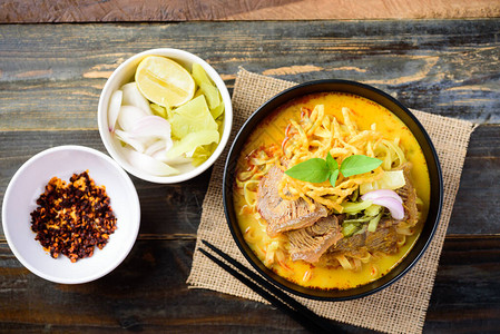 北泰国食品赵苏依香辣咖哩面汤和碗里牛肉图片