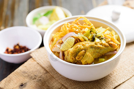 北泰国食品赵苏依香辣咖哩面汤和碗中的鸡肉图片