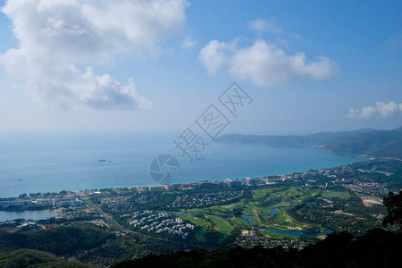 蓝海周围的海岸线阳光明媚的蓝天白云三亚海南高清图片