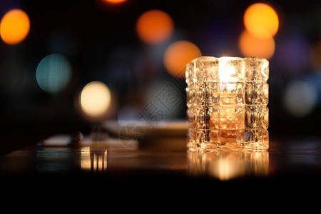 在餐桌上用玻璃把蜡烛灯关上图片