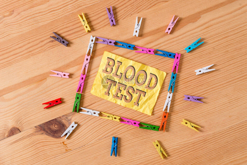 显示验血的书写笔记从生物体中提取血样以进行实验室分析的商业概念彩色衣夹纸空提示木地图片